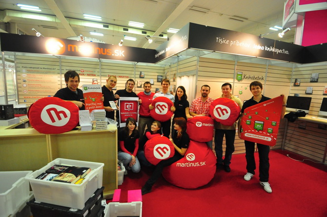 Dokonca ani toto nie sú všetci Martinusáci, ktorí sa starali o to, aby ste sa na v našom stánku na Bibliotéke cítili tak príjemne, ako to len bolo možné. Tešíme sa na vás opäť a rok! :-) PS: Samozrejme na www.martinus.sk nás môžete stretnúť každý deň. :-)