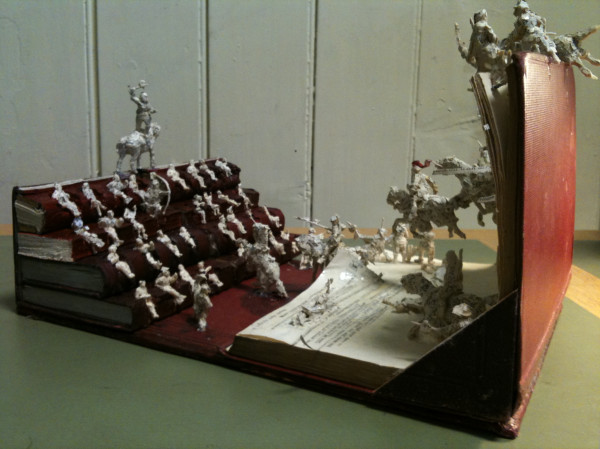 Skulptúra z papiera, ktorá bola nájdená pred edinburghským Filmovým domom